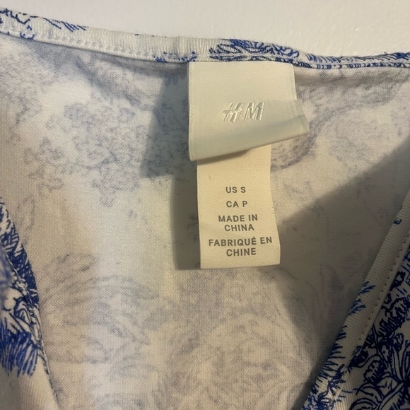 H&M Blue and White Jungle Print V Neck Cotton Bodysuit with snap closure. Small - Picture 6 of 8